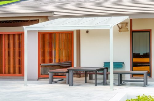 LanitPlast WALL 33 Alumínium pergola a falhoz, méretek 3,12 x 3 m, fehér szín, tető - polikarbonát bronz 6 mm.